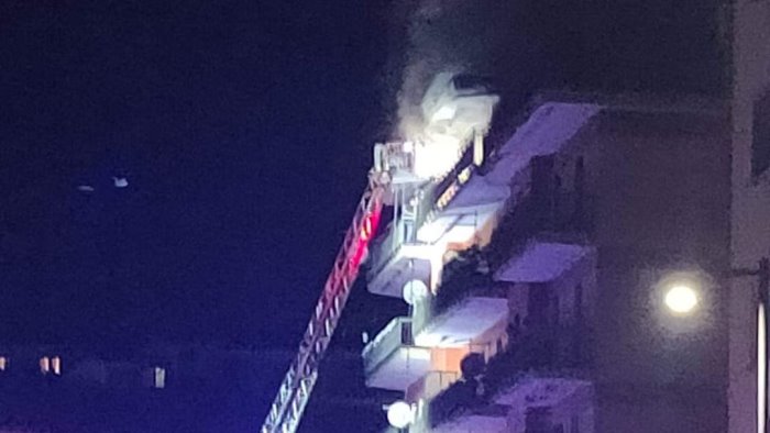 avellino incendio nel palazzo in via scandone brucia attico nella notte