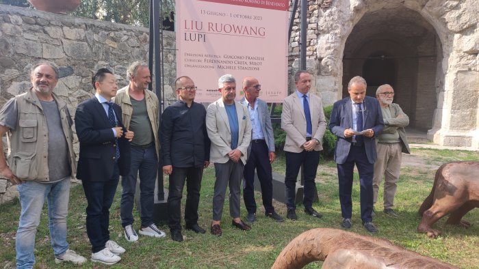 al teatro romano di benevento i lupi di ruowang sono in armonia con l ambiente