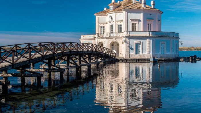 bacoli e turismo accessibile la pedana in mattoncini alla casina vanvitelliana