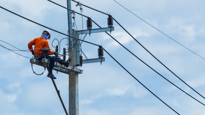 rubano energia dalla rete pubblica per cinque anni 17 persone denunciate