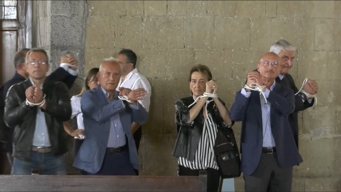 medici con le mani legate contro i tagli alla sanita uniamoci per dire basta