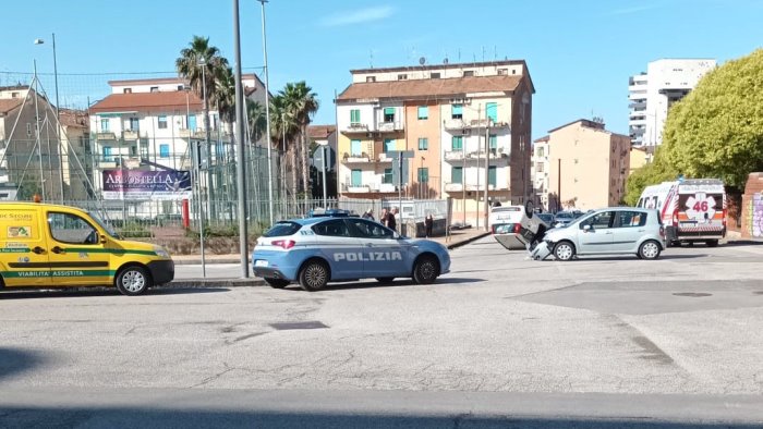 salerno incidente nella zona orientale auto si ribalta