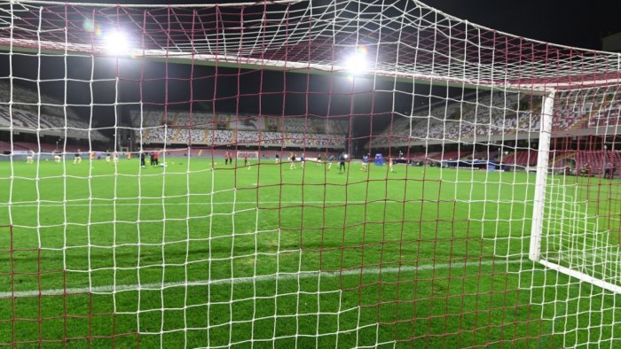 salernitana fumata grigia per la curva nord abbonamenti in stand by