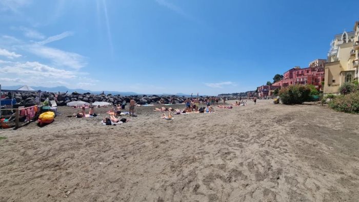 napoli ripulita dai rifiuti la spiaggia delle monache a posillipo