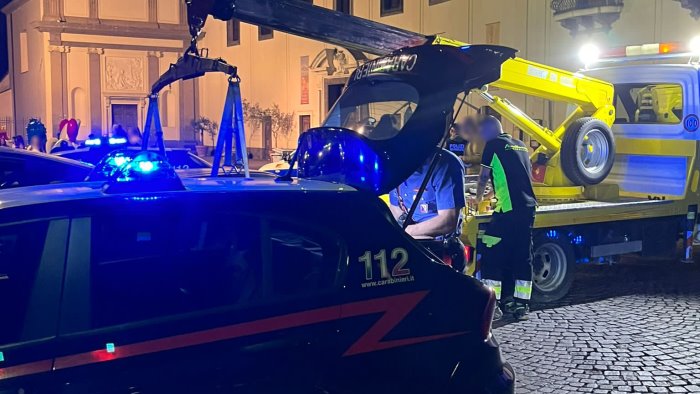 napoli vomero controlli sulla movida selvaggia rimossi 30 veicoli