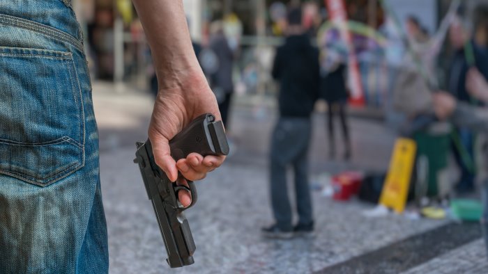 napoli 18enne minaccia agente con la pistola mentre tenta di scappare