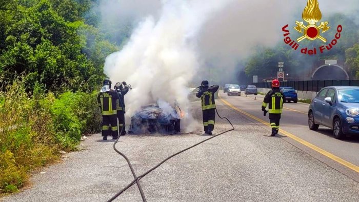 auto in fiamme sul raccordo per salerno paura per 4 ragazzi