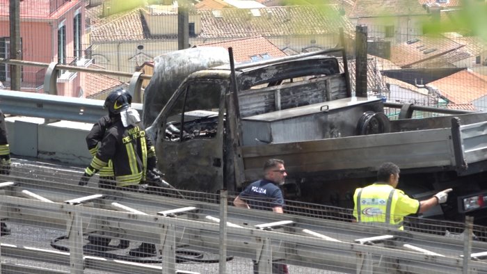 furgone a fuoco sull autostrada a3 paura e traffico in tilt in direzione sud