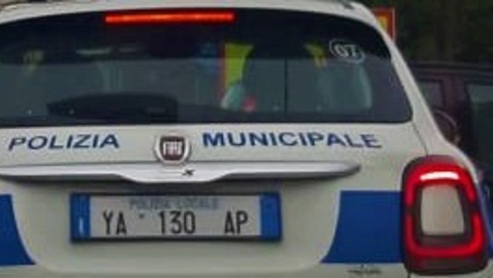 dal foggiano ad ariano per scaricare rifiuti multati dalla polizia municipale