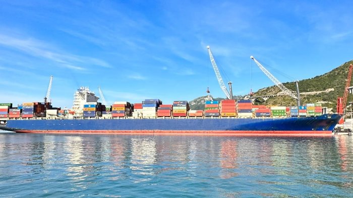 al porto di salerno e arrivata koi la nave container dei record