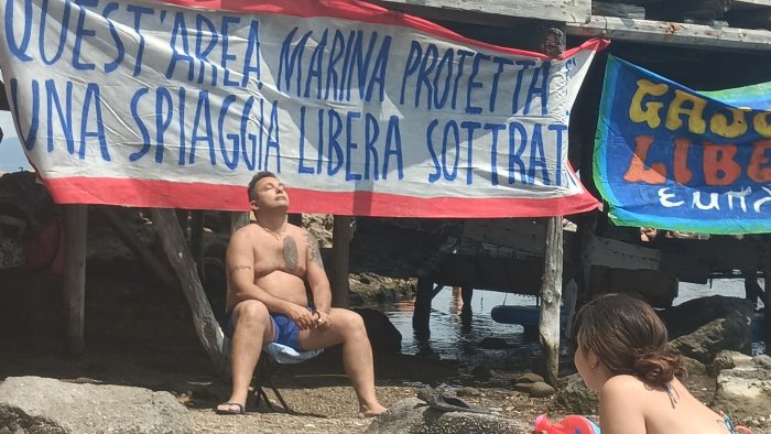 mare negato a napoli domenica arrembaggio in canoa per le spiagge libere