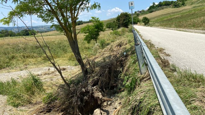 terreni agricoli instabili ad ariano dopo le abbondanti piogge ecco casone