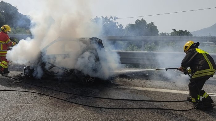 ancora paura in autostrada auto divorata dalle fiamme a montemiletto