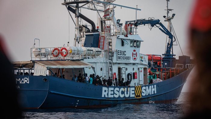 salerno nuovo sbarco di migranti in arrivo 172 persone soccorse in mare