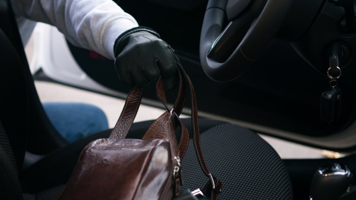 lascia borsa sul sedile in auto e gliela rubano ladro beccato con le telecamere