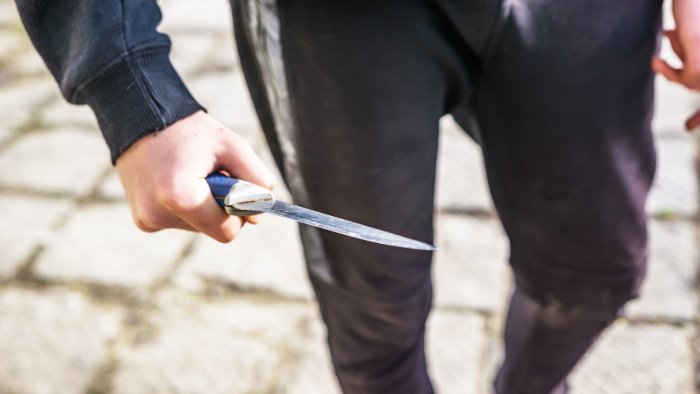 notte di terrore a pianura amici accoltellati in soccorso di una ragazza