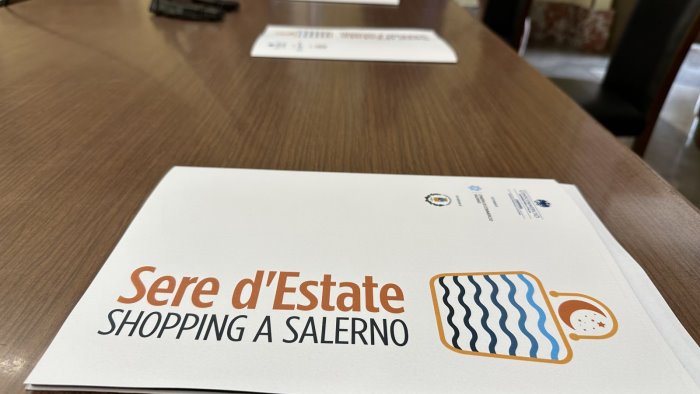 salerno prova a riconquistare la provincia shopping nei negozi fino alle 23