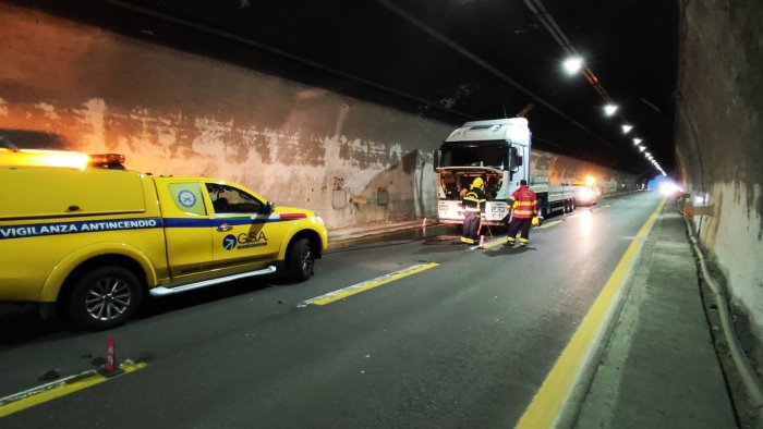 ennesimo disastro scongiurato in galleria sull a16 incendio domato in extremis