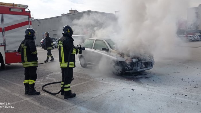 auto in fiamme davanti a un supermercato a benevento