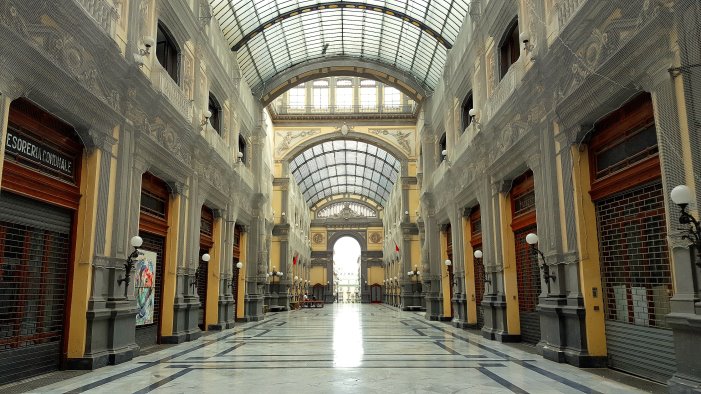 calcinacci giu da galleria principe a napoli paura tra turisti nessun ferito