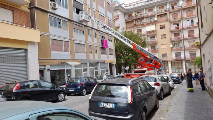 avellino ore 13 20 paura in via crescitelli non risponde arrivano i vigili