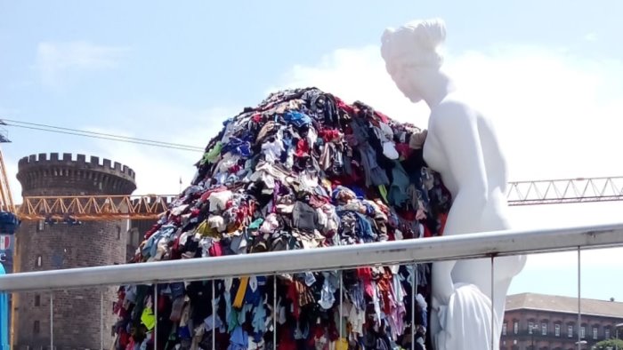 a napoli spunta la venere degli stracci cittadini e turisti divisi