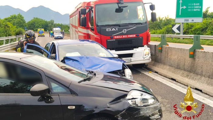 incidente sul raccordo avellino salerno muore donna nel violento impatto