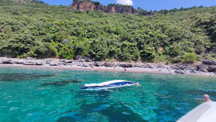 san giovanni a piro affonda barca salvate 2 persone dalla guardia costiera