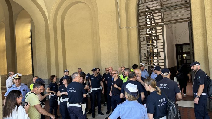 vigili aggrediti protesta davanti al comune ci sentiamo soli e abbandonati