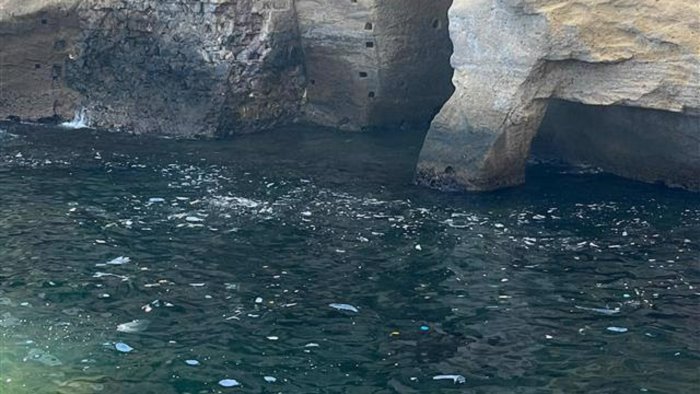 allarme mare sporco a posillipo schiuma bianca in acqua