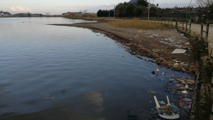 inquinamento del mare legambiente boccia la campania