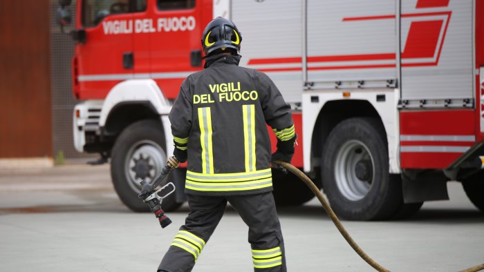 napoli fiamme e paura al quinto piano in corso vittorio emanuele