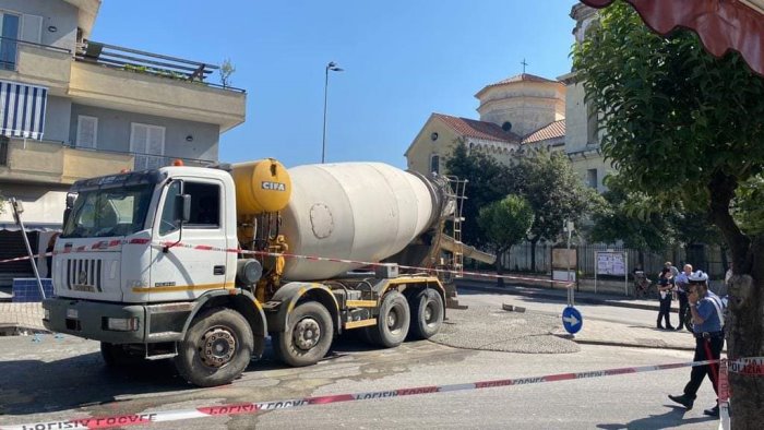 tragedia a scafati ciclista muore schiacciato da una betoniera