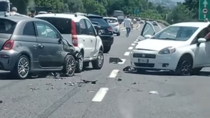 carambola di auto sul raccordo avellino salerno feriti e traffico bloccato