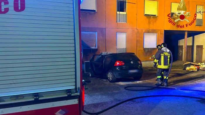 auto in fiamme in via tedesco paura nella notte ad avellino si indaga