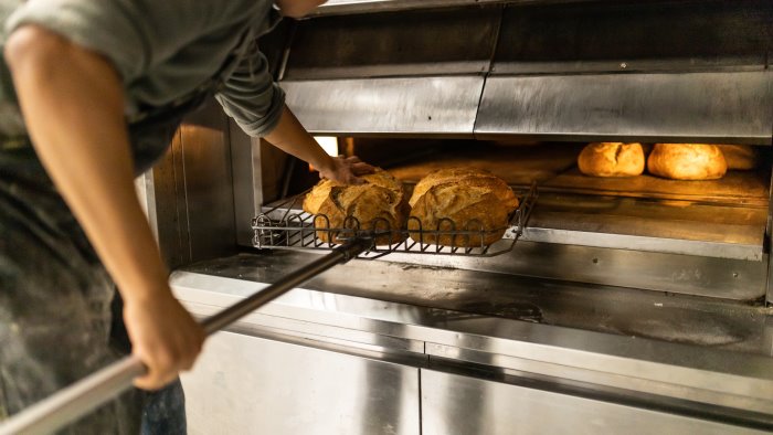 fornaio muore folgorato mentre lavorava nel panificio