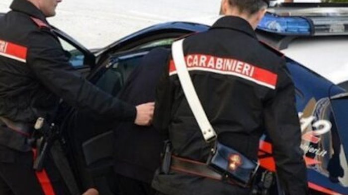 rompono il vetro e rubano una borsa da un auto arrestata coppia