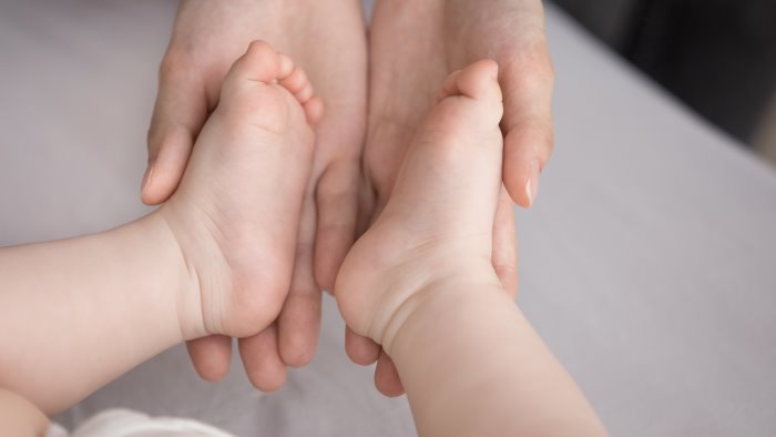 padre maltratta il figlio di sei mesi la madre denuncia tutto alla polizia