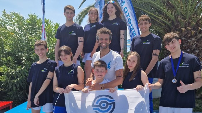 nuoto nazionale a pesaro ariano in segno di lutto con il nero al braccio