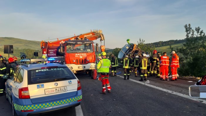 la maledizione dell a16 ancora un bus nella scarpata come ad acqualonga