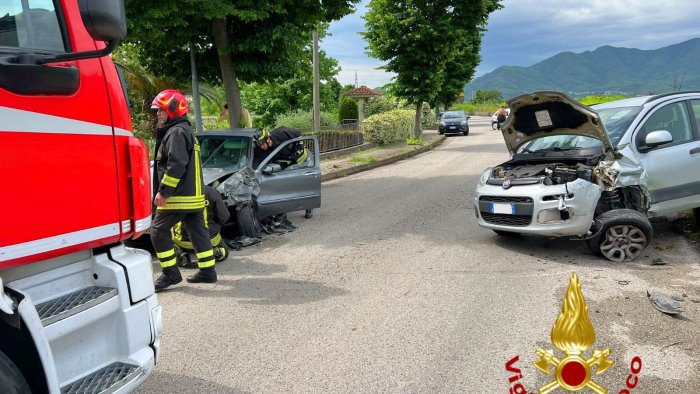 incidente a montoro due auto coinvolte feriti un uomo e una donna