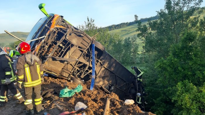 la strage sfiorata in a 16 riattaccata la mano all automobilista ferito