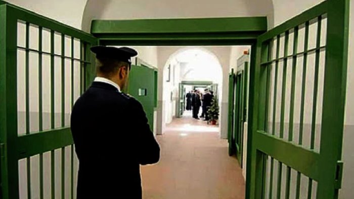 ancora violenza e caos al carcere di avellino ferito gravemente un ispettore