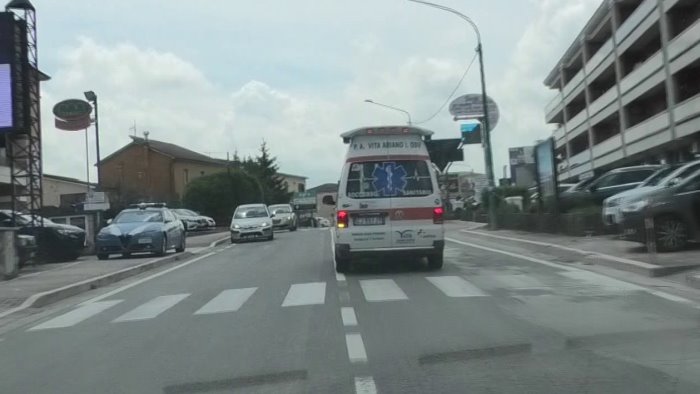 ariano donna terrorizzata fugge in strada e si lancia all interno di un auto