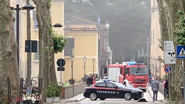 ferma l auto lascia le pantofole giu dal ponte muore un impiegato