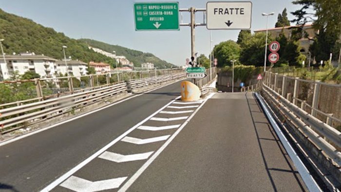 incidente stradale in tangenziale furgone finisce contro il guardrail