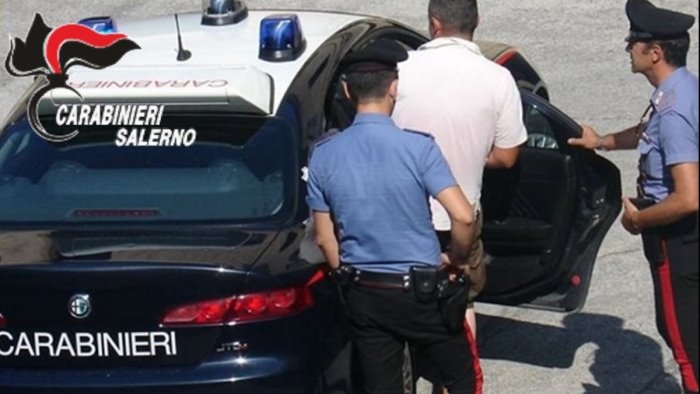 minaccia e picchia i genitori per soldi il padre lo denuncia