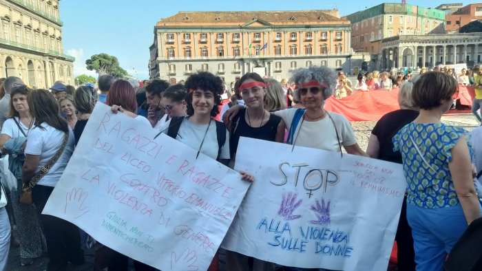 femminicidi in mille in piazza a napoli per giulia e le altre vittime