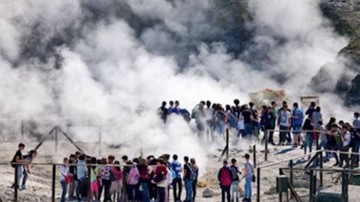 campi flegrei osservate variazioni nel comportamento della crosta della caldera