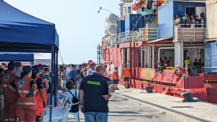 nuovo sbarco di migranti in arrivo al porto di salerno